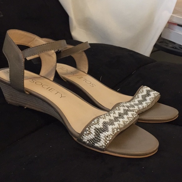 Size 8.5 slight heel sandals - Picture 3 of 3